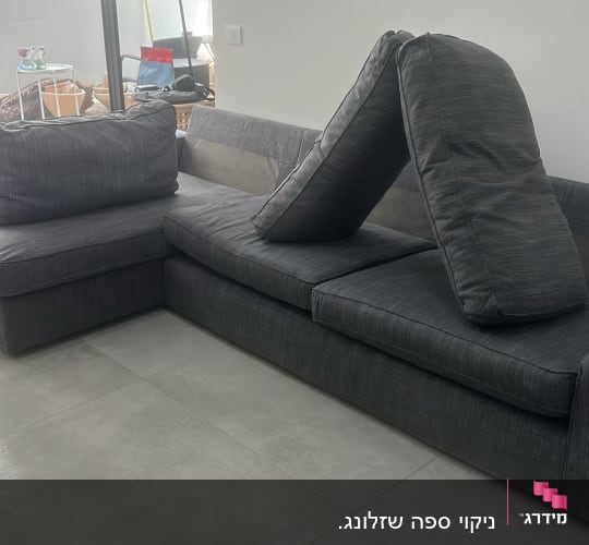 ספה אפורה עם כריות מונחות לניקוי